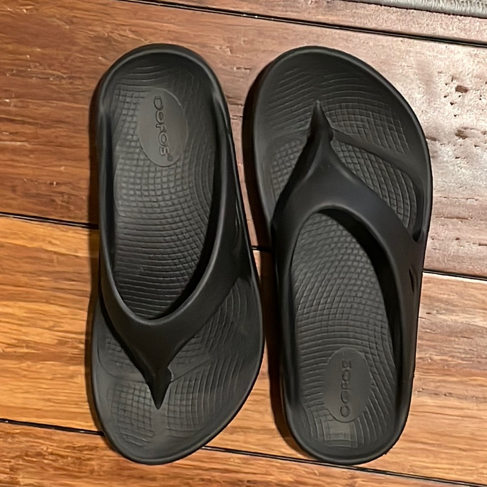 OOFOS. Black. Women 7/Men 5. Worn once. Excellent condition. Like new.